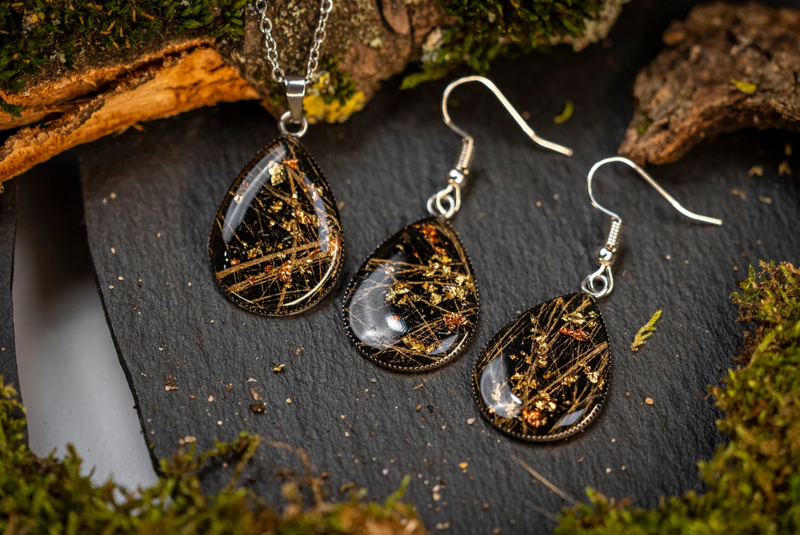 Elegant kommen sie daher, diese schwarz, goldfarbenen, ausgefallenen Schmuckstücke, einfach das perfekte Geschenk.