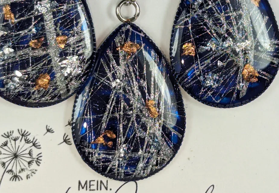 Silberdurchzogenes Blau gibt einen faszinierenden Schmuck