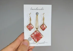Halskette aus echten Blüten, dazu die passenden Ohrringe in einem feurigem rot.