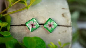 Natürlich, so zeigt sich der elegante Schmuck.