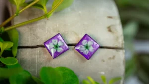 Individualität und Kreativität verrät das Tragen von lilafarbenen Schmuck über dich.
