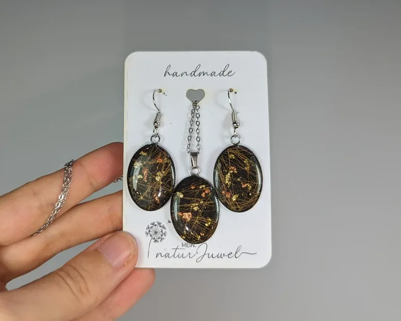 Liebevolle handarbeit hat zu diesem fantastischem Schmuckset geführt.