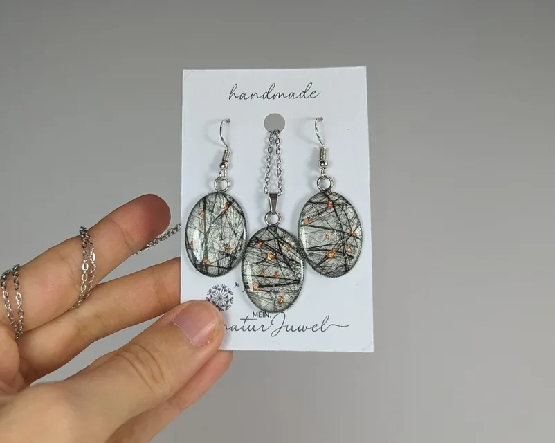 Handgefertigt hat jedes Schmuckstück seine Einzigartigkeit, perfekt als Geschenk.