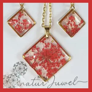 Schmuckset mit echten roten Blüten und Blattgold, handgefertigt aus Epoxidharz und Edelstahl.