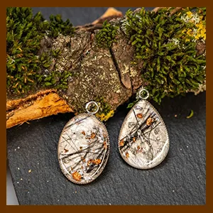 Zarte Linien durchziehen dieses Schmuckstück. Egal ob oval oder in Tropfenform, dank Handarbeit ist jede Kette einzigartig.