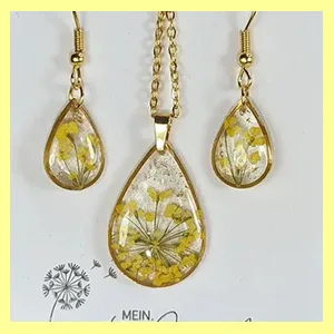 Gelb wie die Sonne, so strahlt dieses einzigartige Schmuckset und zeigt den guten Geschmack der Trägerin.
