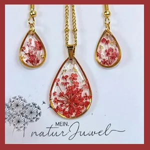Tropfenförmiges Schmuckset mit echten roten Blüten und Blattgold, handgefertigt aus Epoxidharz.