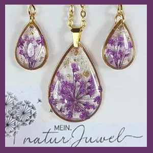 Handgefertigtes Schmuckset mit echten lila Blüten, Tropfenform und zarten Blattgold-Akzenten.