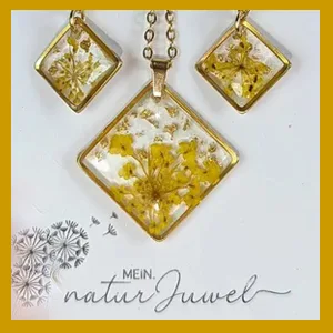 Handgefertigtes Schmuckset mit echten gelben Blüten und Blattgold, in quadratischer Edelstahlfassung.