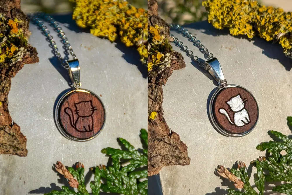 Runder Anhänger aus Walnussholz mit Katzenmotiv, handgefertigter Holzschmuck auf gold- oder silberfarbener Edelstahlkette