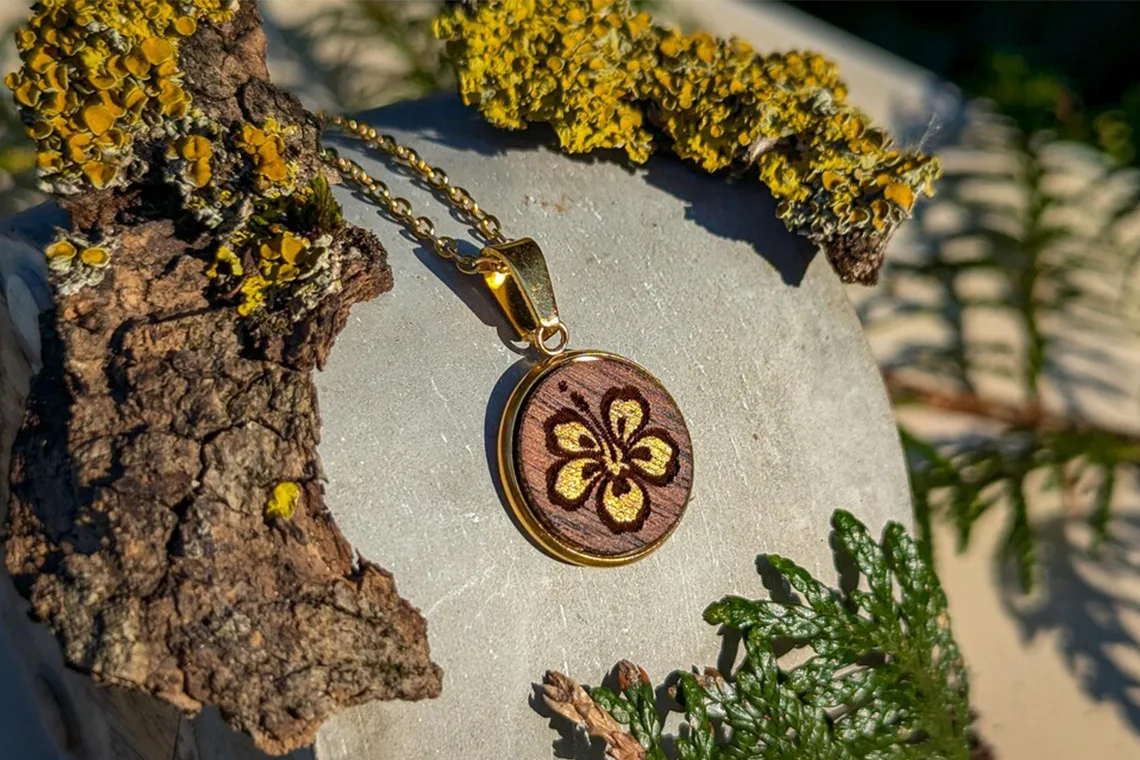 Lotus-Anhänger aus Walnussholz, handgefertigter Schmuck mit goldfarbener Edelstahlkette