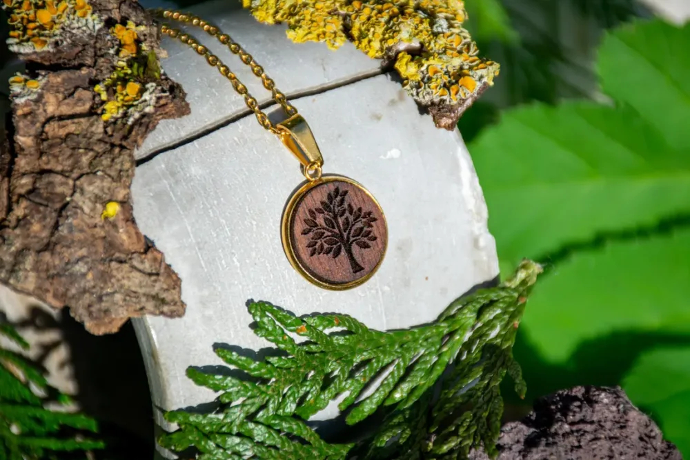 Baum-des-Lebens-Anhänger aus Walnussholz, handgefertigt mit Edelstahlfassung.