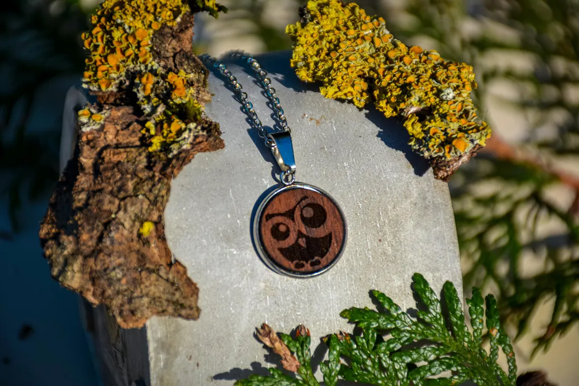 Holzanhänger mit eingebrannter Eule, rund, handgefertigt mit Edelstahlfassung. Titel: Kette mit Eulenanhänger aus Holz