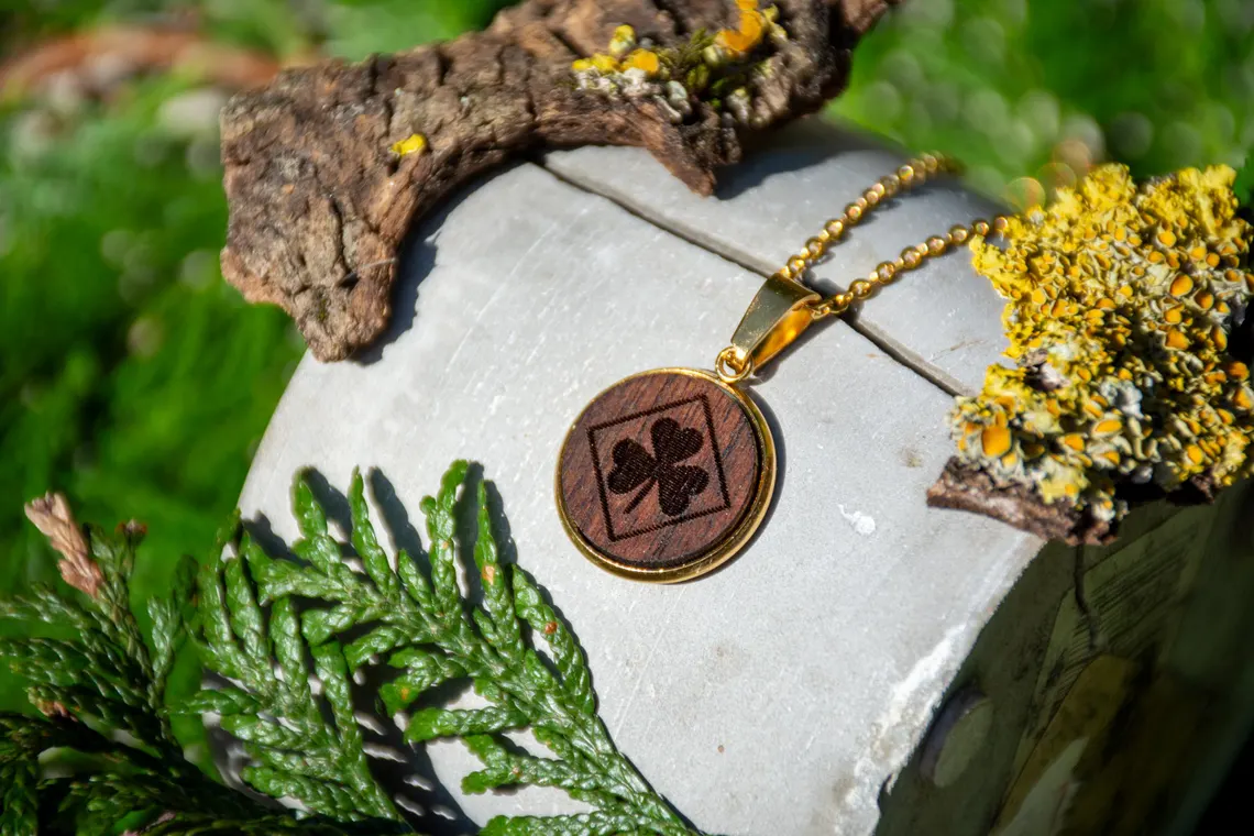 Holzanhänger mit Kleeblatt-Motiv, handgefertigt, rund mit Edelstahlfassung.