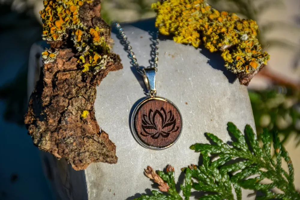 Lotusblüten-Anhänger aus Holz, rund, mit Edelstahlfassung. Titel: Kette mit Lotusblüte aus Holz