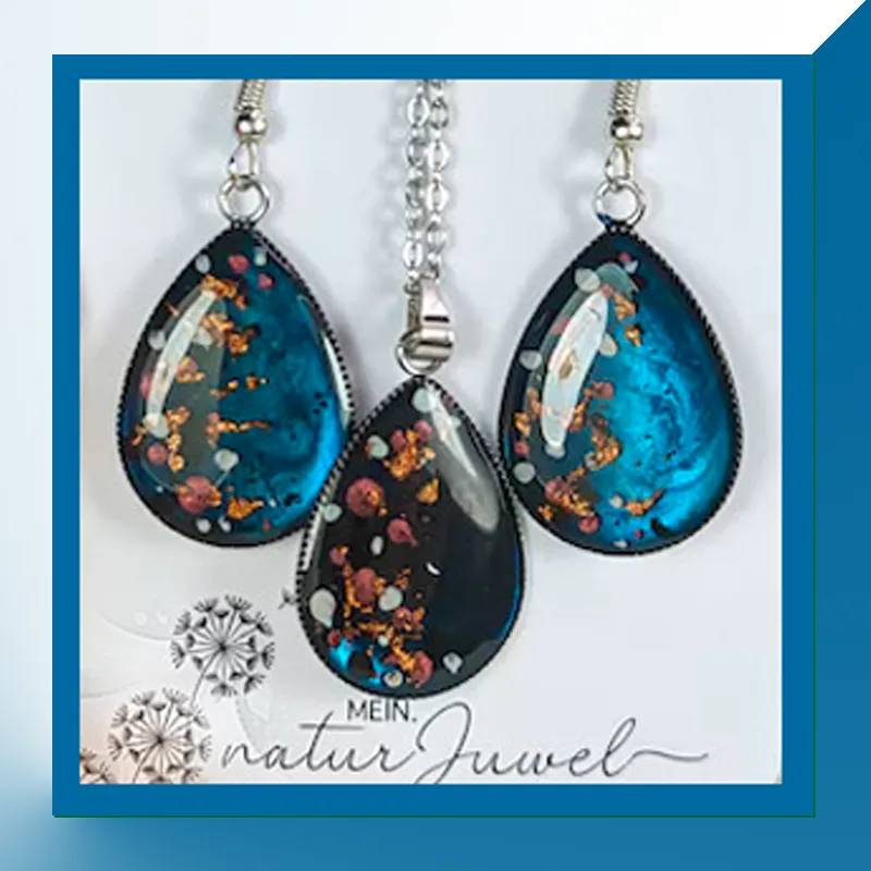Handgetupftes Schmuckset in Blau, oval, bestehend aus Kette und Ohrringen aus Epoxidharz und Edelstahl.
