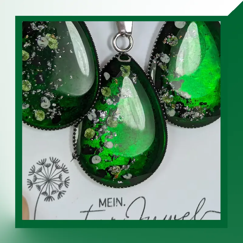 Handgetupftes Schmuckset in Grün, oval, Kette und Ohrringe aus Epoxidharz und Edelstahl.