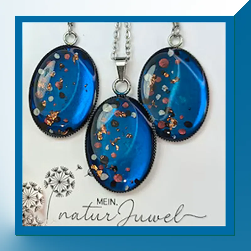 Handgetupftes Schmuckset in Blau, oval, bestehend aus Kette und Ohrringen aus Epoxidharz und Edelstahl.