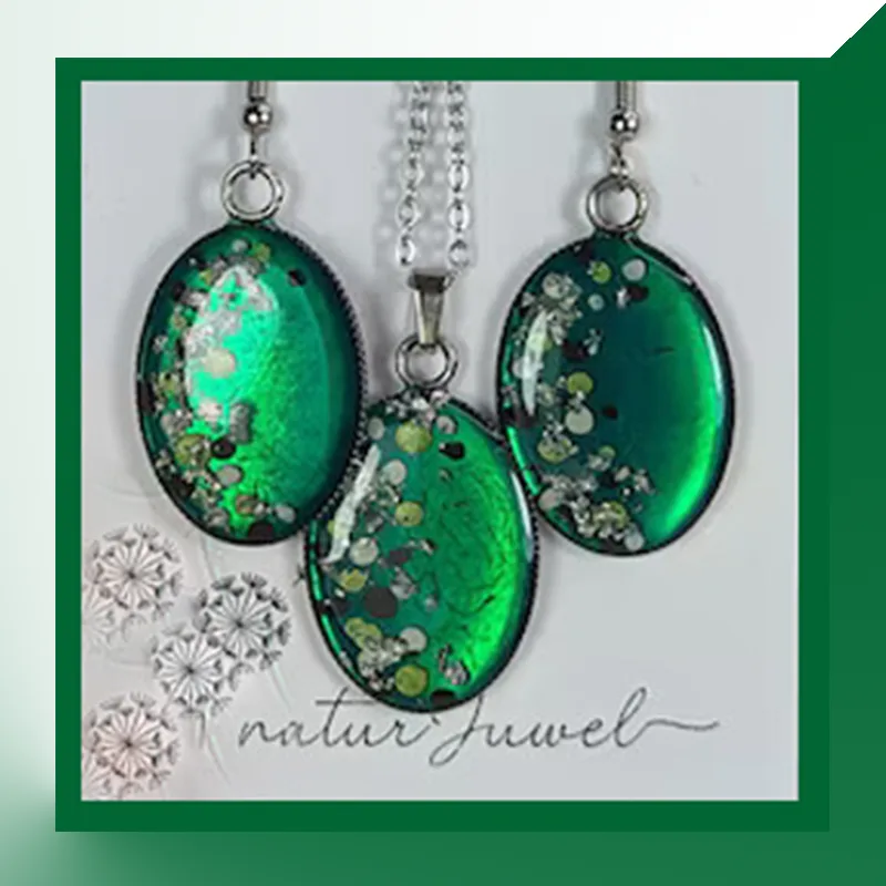 Handgetupftes Schmuckset in Grün, oval, Kette und Ohrringe aus Epoxidharz und Edelstahl.