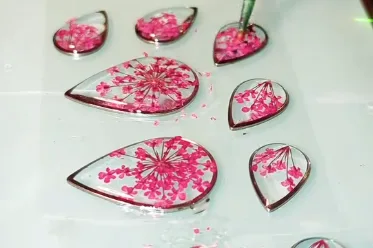 Handgemachter Schmuck mit echten Blüten – Tropfenformen in klarer Harzfassung, liebevoll gefertigt bei MeinNaturJuwel.