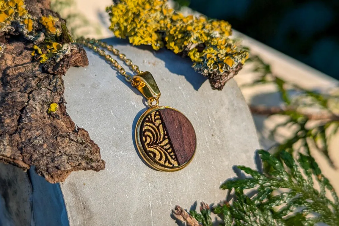 Runder Holzanhänger halb Ornament halb Holz, handgefertigte Kette aus Walnussholz mit goldfarbenem Muster