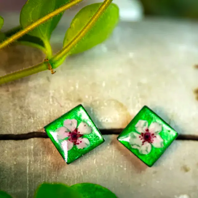Grüne Ohrstecker mit weißen Blüten – handgefertigter Schmuck aus Naturmaterialien.