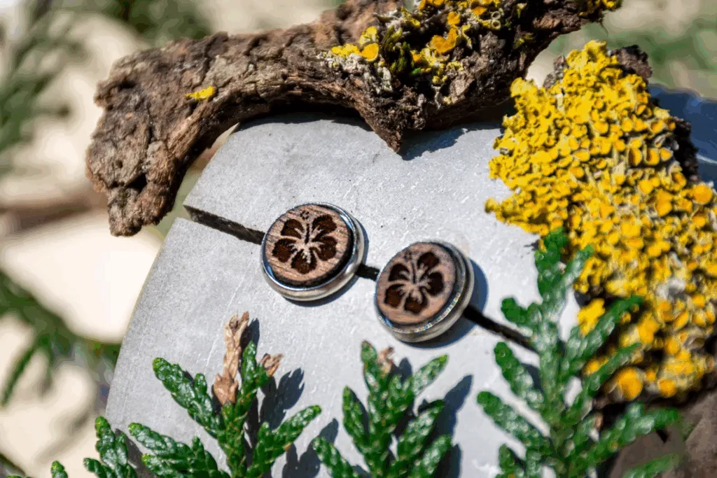 Ohrstecker aus Walnussholz mit Hibiskusblüte, silberfarbene Edelstahlfassung, handgefertigt.
