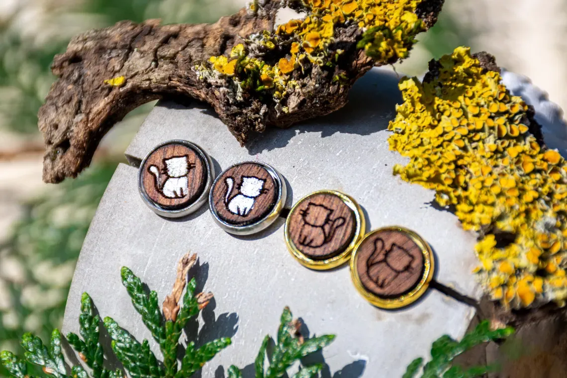 Handgemachte Ohrstecker aus Walnussholz mit Katzenmotiv, Edelstahlfassung gold- oder silberfarben.