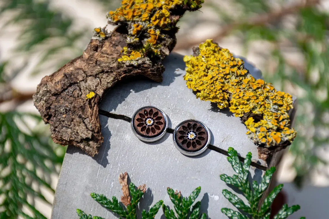 Ohrstecker aus Walnussholz mit weißer Blüte, silberfarbene Edelstahlfassung, handgefertigt.