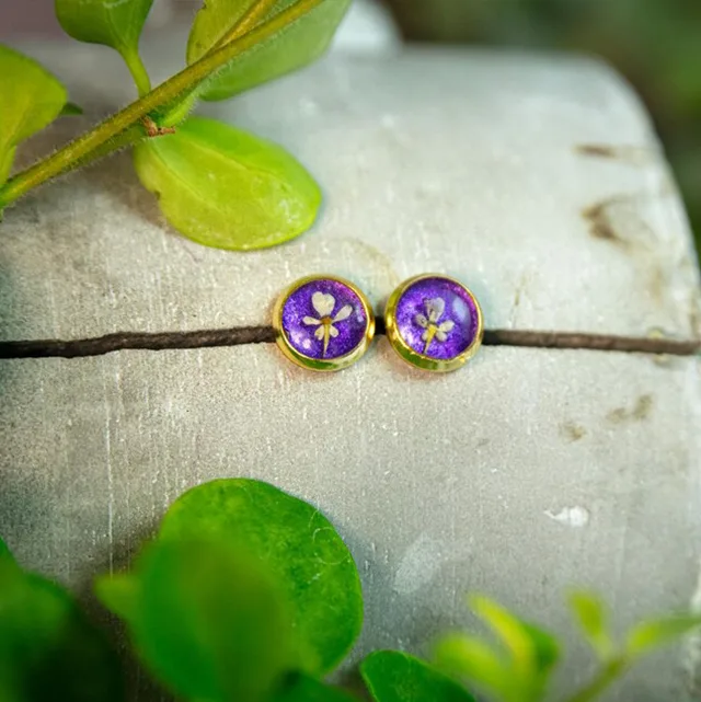 Lila-weiße Ohrstecker mit echten Blüten im Harz – handgefertigter Schmuck aus Edelstahl in Goldoptik, besonderes Weihnachtsgeschenk für Frauen.
