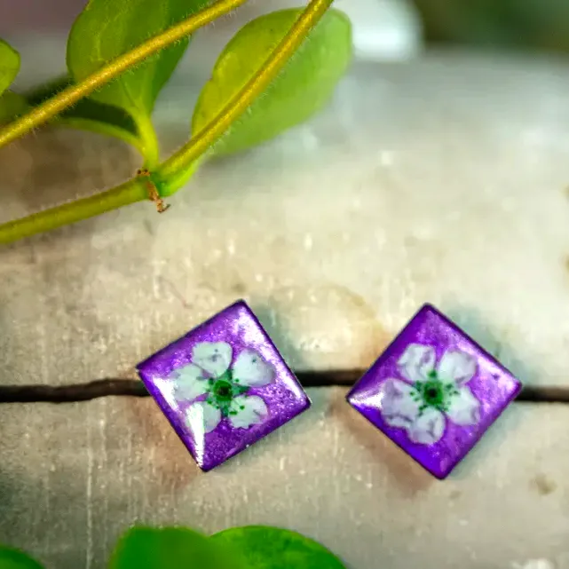 Lila Ohrstecker mit echten weißen Blüten – handgefertigter Schmuck mit poetischem Ausdruck.