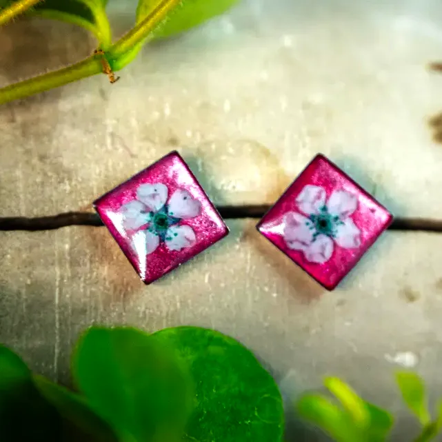 Pinkfarbene Ohrstecker mit echten Blüten – handgefertigter Schmuck mit femininer Eleganz.