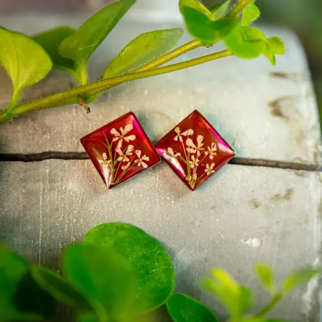 Rote Ohrstecker mit echten Blüten aus Edelstahl und Epoxidharz – handgefertigter Schmuck mit Naturcharakter.