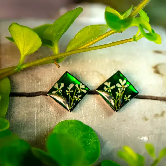 Smaragdgrüne Ohrstecker mit echten Blüten – handgefertigter Schmuck mit Naturcharakter.