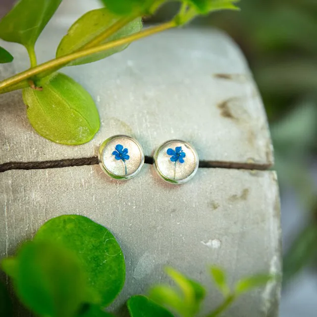 Weiß-blaue Ohrstecker mit echten Blüten im Harz – handgefertigter Schmuck aus Edelstahl, besonderes Weihnachtsgeschenk für Frauen.