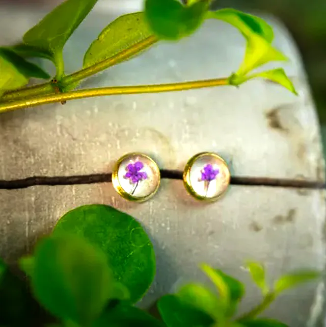 Weiß-lila Ohrstecker mit echten Blüten im Harz – handgefertigter Schmuck aus Edelstahl mit goldfarbener Optik, ideales Weihnachtsgeschenk für Frauen.