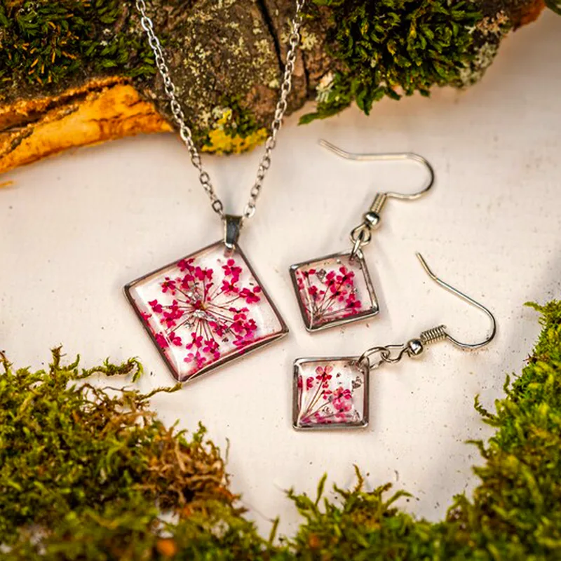 Quadratisches Schmuckset mit roten Blüten – handgefertigter Blütenschmuck mit Naturmotiv