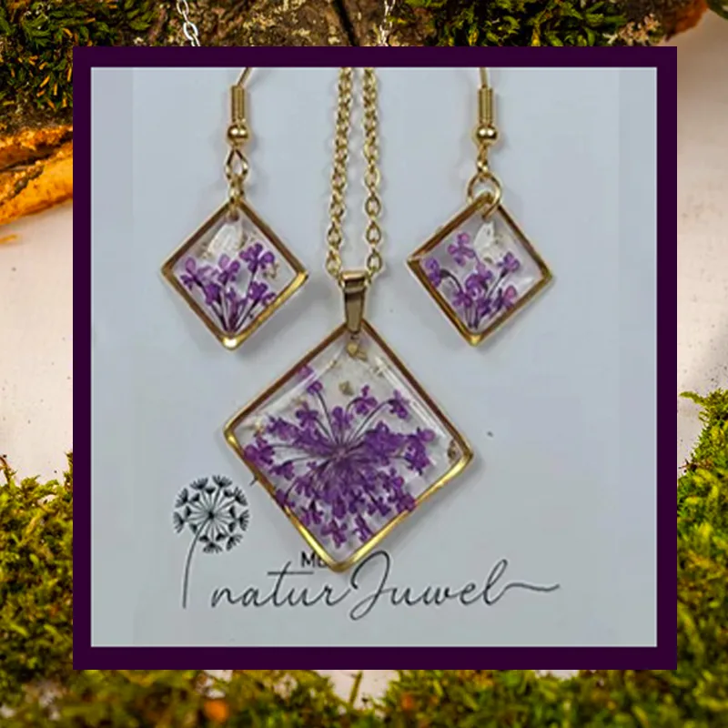 Quadratisches Schmuckset mit lila Blüten – handgefertigter Blütenschmuck aus Naturmaterialien Titel: